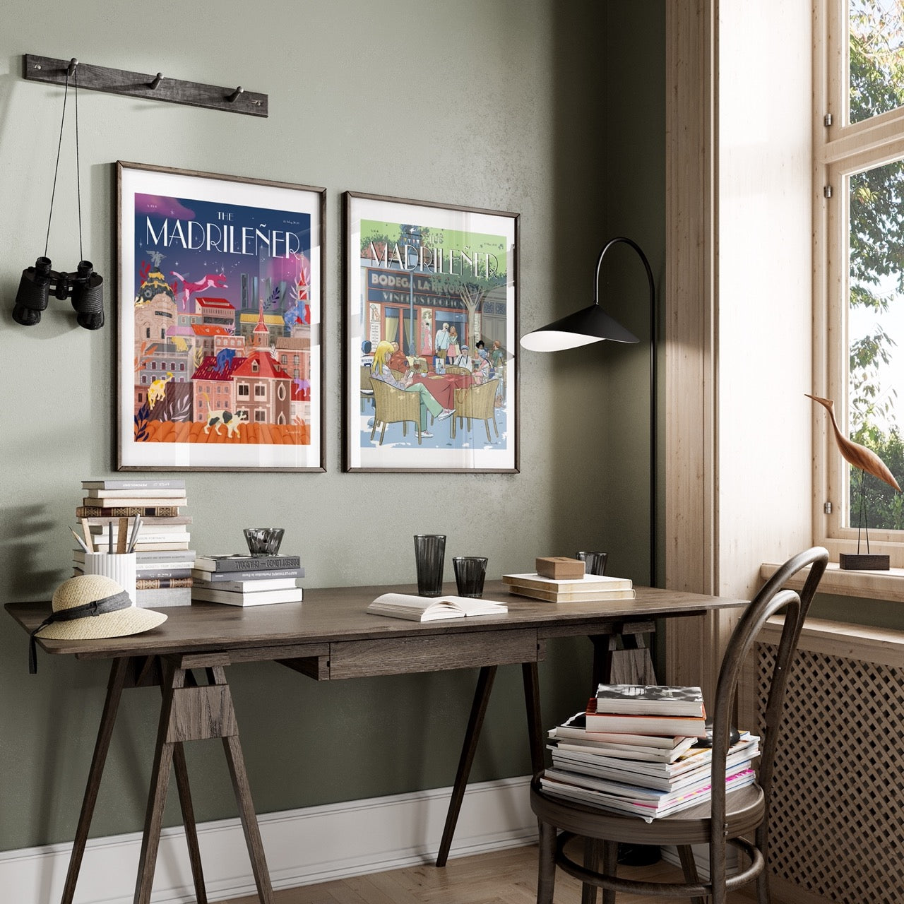 Vista de una pared de oficina con láminas o póster decorativo de Madrid con ilustración Gatetes y Terraceo