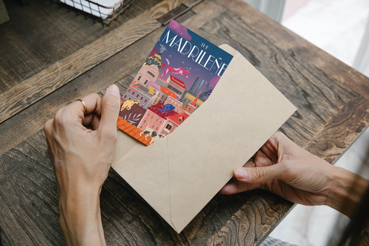 postal The Madrileñer regalo Madrid Gatetes manos sobre