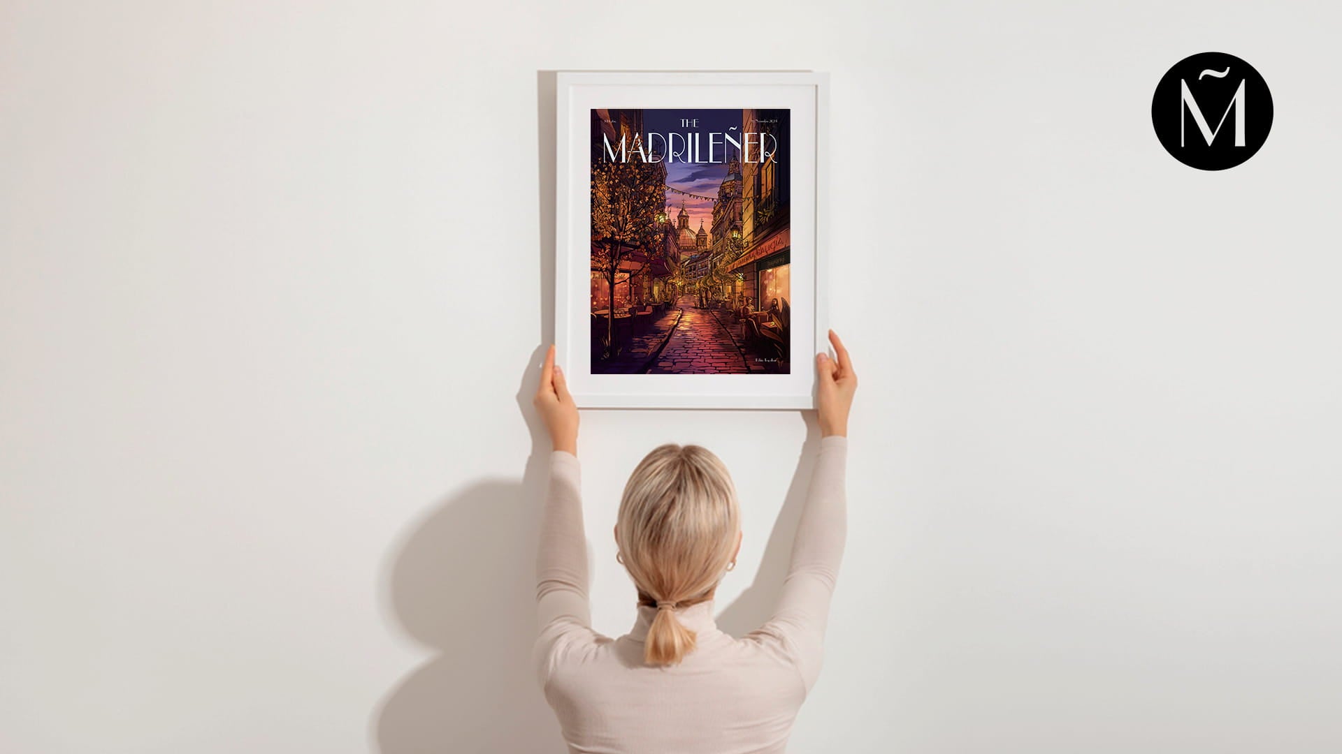 Vista de una pared blanca de casa con láminas o póster decorativo de Madrid con ilustración La latina en Calma